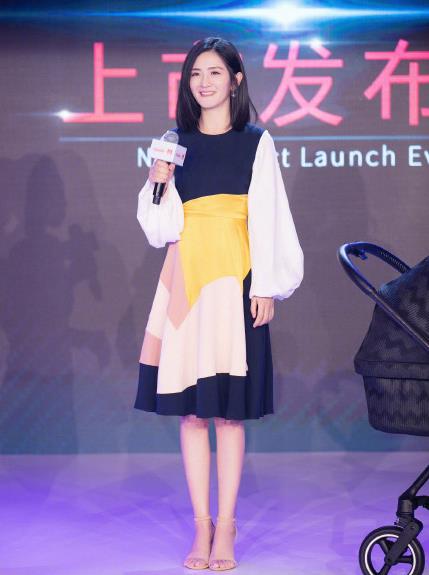 37岁谢娜和21岁徐娇同穿蓝色长裙,,网友:辣妈完胜小萝莉