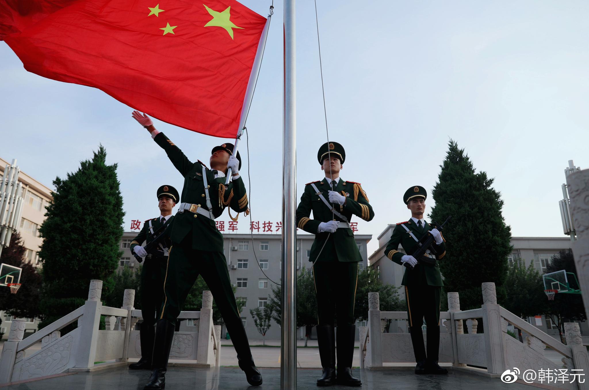 来一波帅气的兵哥哥