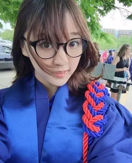 演唱《心醉黄山》的女孩叫聂可欣,来自屯溪四中,今年8年级,是数学课的