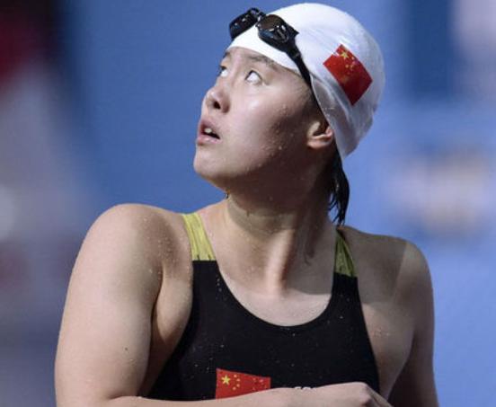 仍坚持比赛夺世界冠军,赛后直接被教练抱走|赵菁|生理期|泳坛_新浪网