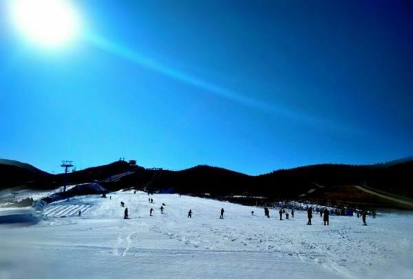 滑雪爱好者拍照留念邯郸佛山景区青青冰雪乐园位于邯郸市永年区永合会
