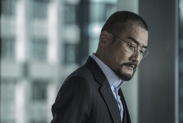 曾拿下4次影帝,却因爱国被封杀,因周润发一句话才解封!