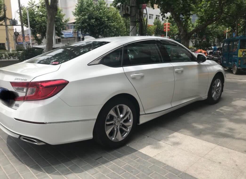 车主喜提白色十代雅阁,这款车到底如何?看他如何评价