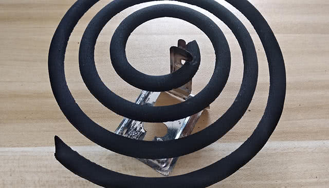 蚊香支架上隐藏一个小机关,原来是这么用的,解决千家万户大难题