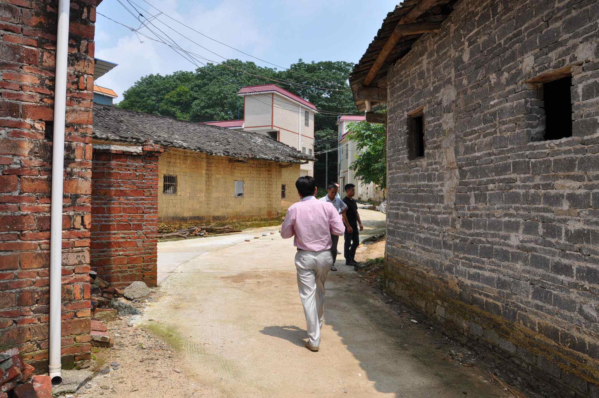 农村老宅翻建"被禁"?这些人不能翻建房屋,违者将收回其宅基地