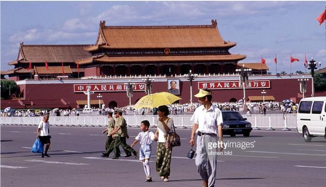 1997年中国老照片: 图4现身家千万,图6很尴尬,图9老炮儿在泡妞