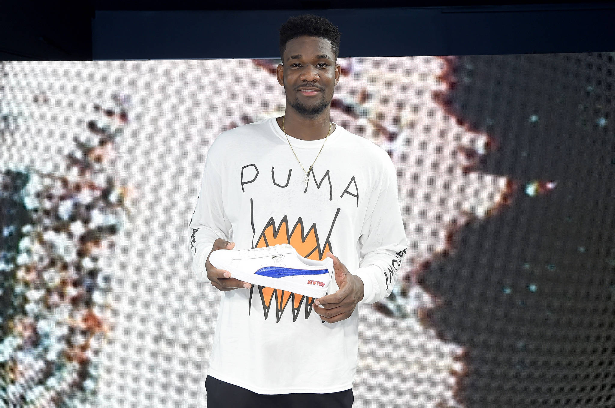 由 jay-z 担任篮球部门总裁,官方还与传奇球星 walt clyde frazier 签