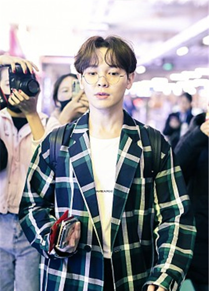 尤长靖亮相机场,戴眼镜显得文静儒雅