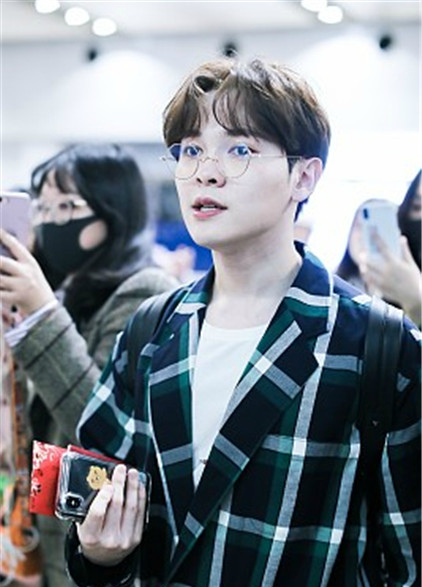 尤长靖亮相机场,戴眼镜显得文静儒雅