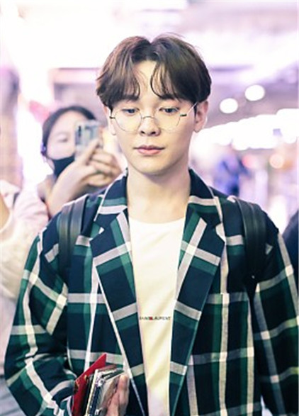 尤长靖亮相机场,戴眼镜显得文静儒雅