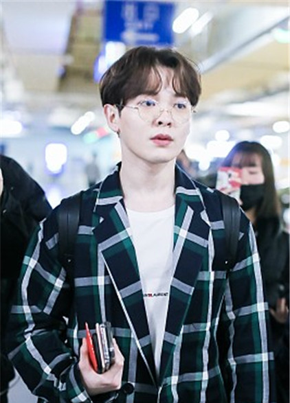 尤长靖亮相机场,戴眼镜显得文静儒雅