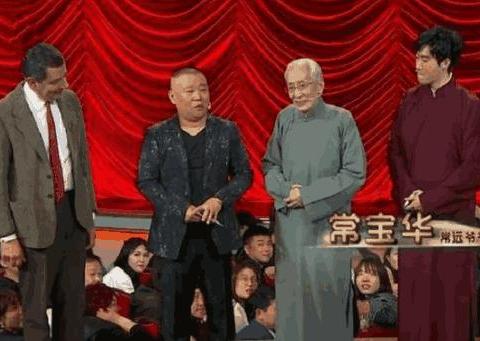常远手捧爷爷的遗像,神情悲痛送爷爷最后一程,常宝华享年88岁|常宝华|常远|遗像_新浪新闻