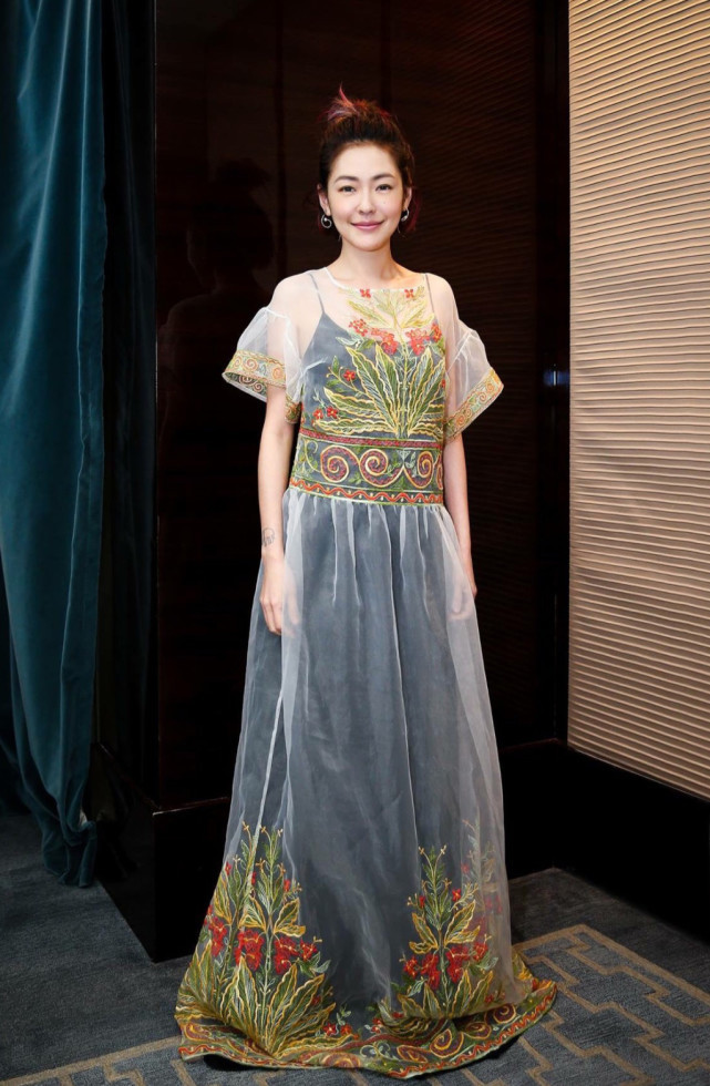 她嫁入豪门连生三个女儿,老公被曝在娱乐场所泡妞,身材火辣!