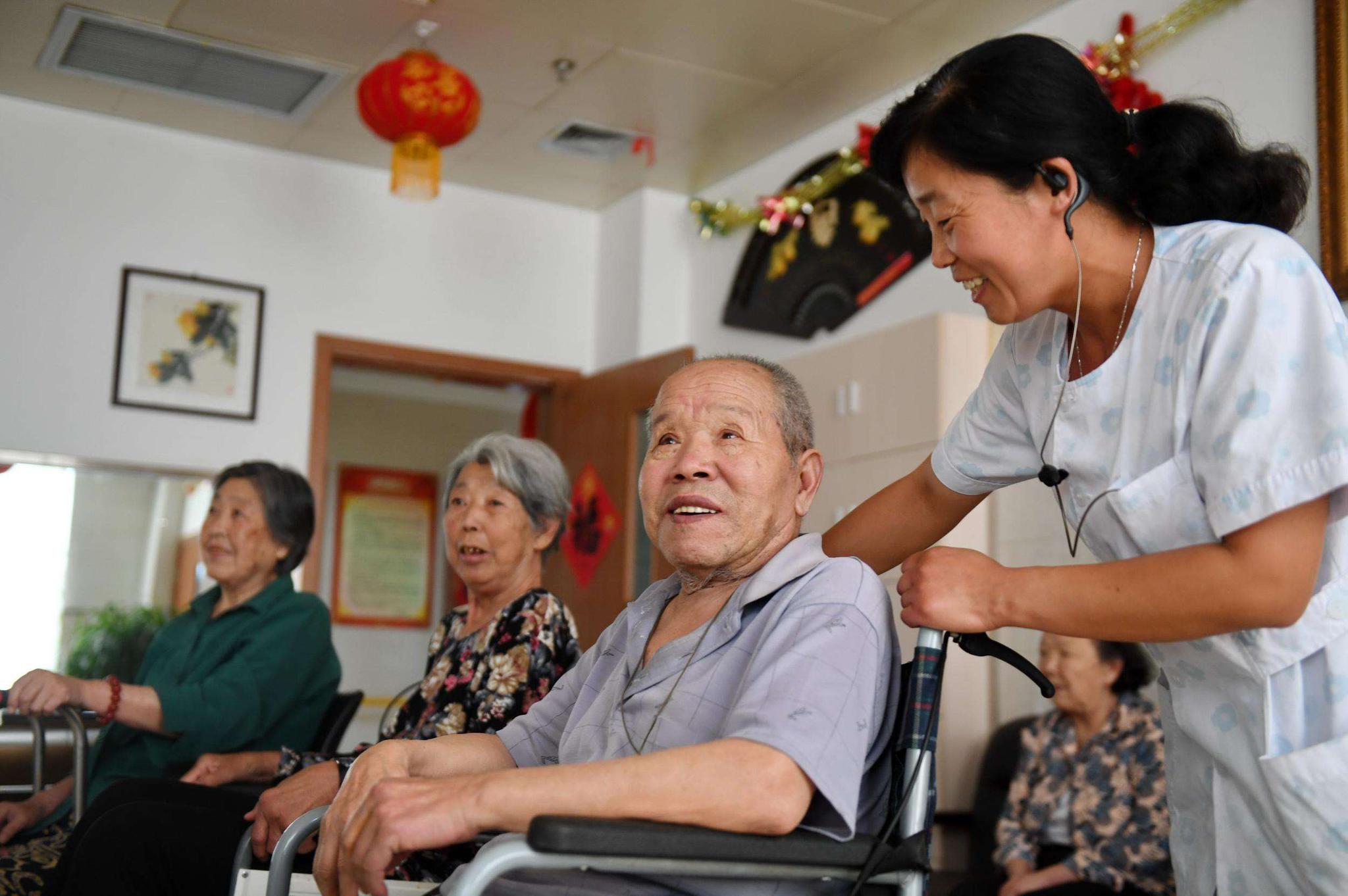 将会重点拒绝农村留守老人的养老问题,通过追究不赡养父母子女的法律