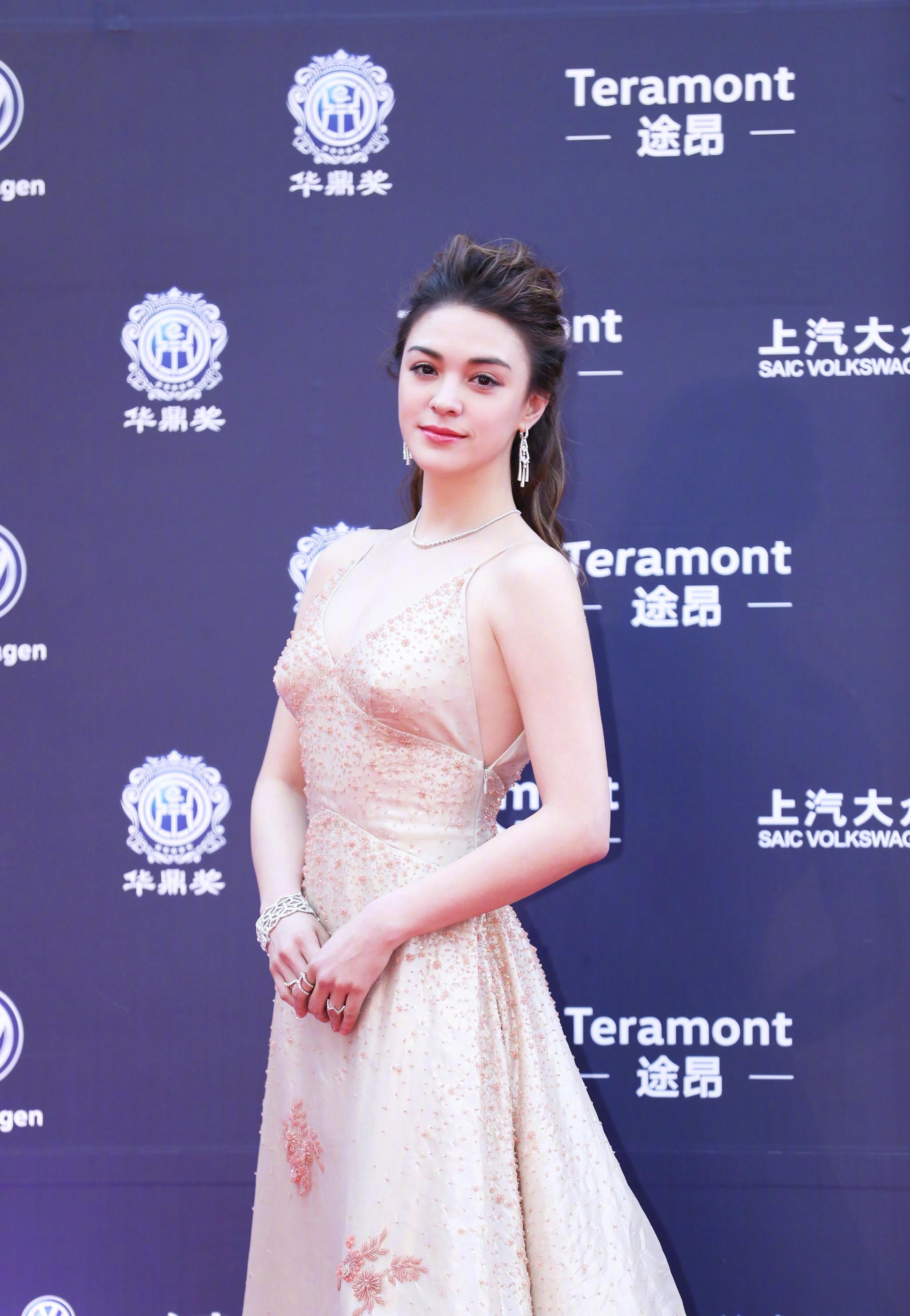 身穿 礼服出席华鼎奖红毯|妖猫传|华鼎奖|張榕容_新浪新闻