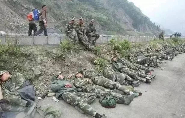 一组解放军士兵睡觉照片致敬解放军