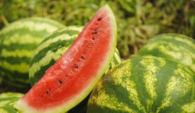 别再浪费西瓜皮,西瓜不止有果肉能吃,这样做西瓜皮我能吃一盆!