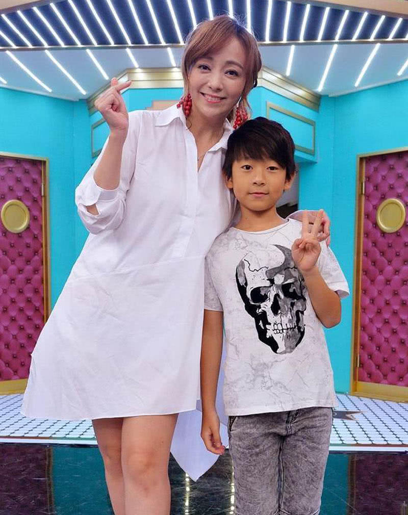 一个快被遗忘的女演员,小4岁老公是歌手,10岁女儿继承妈妈美貌