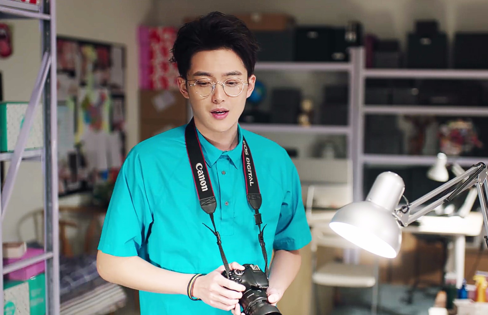 芮伟航闪现《爱情进化论》 实力"献牙"演绎真老铁