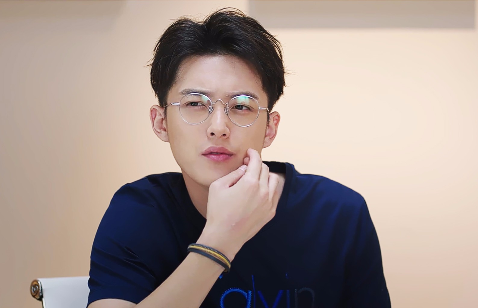 芮伟航闪现《爱情进化论》 实力"献牙"演绎真老铁