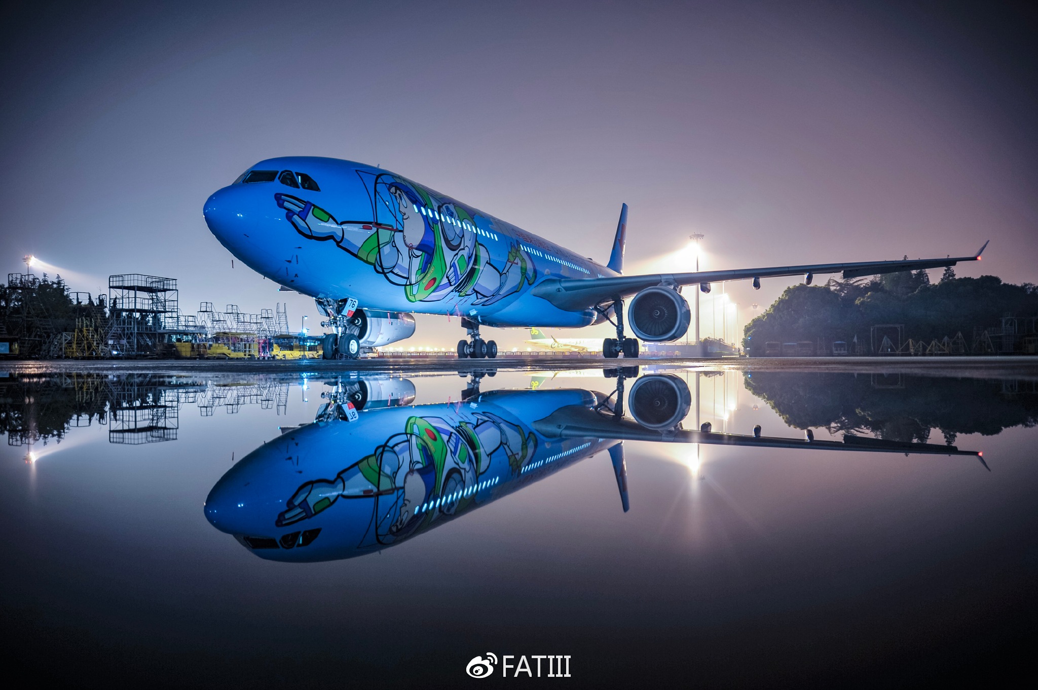 你好胡迪警长你好巴斯光年多图细赏东航最新迪士尼彩绘机