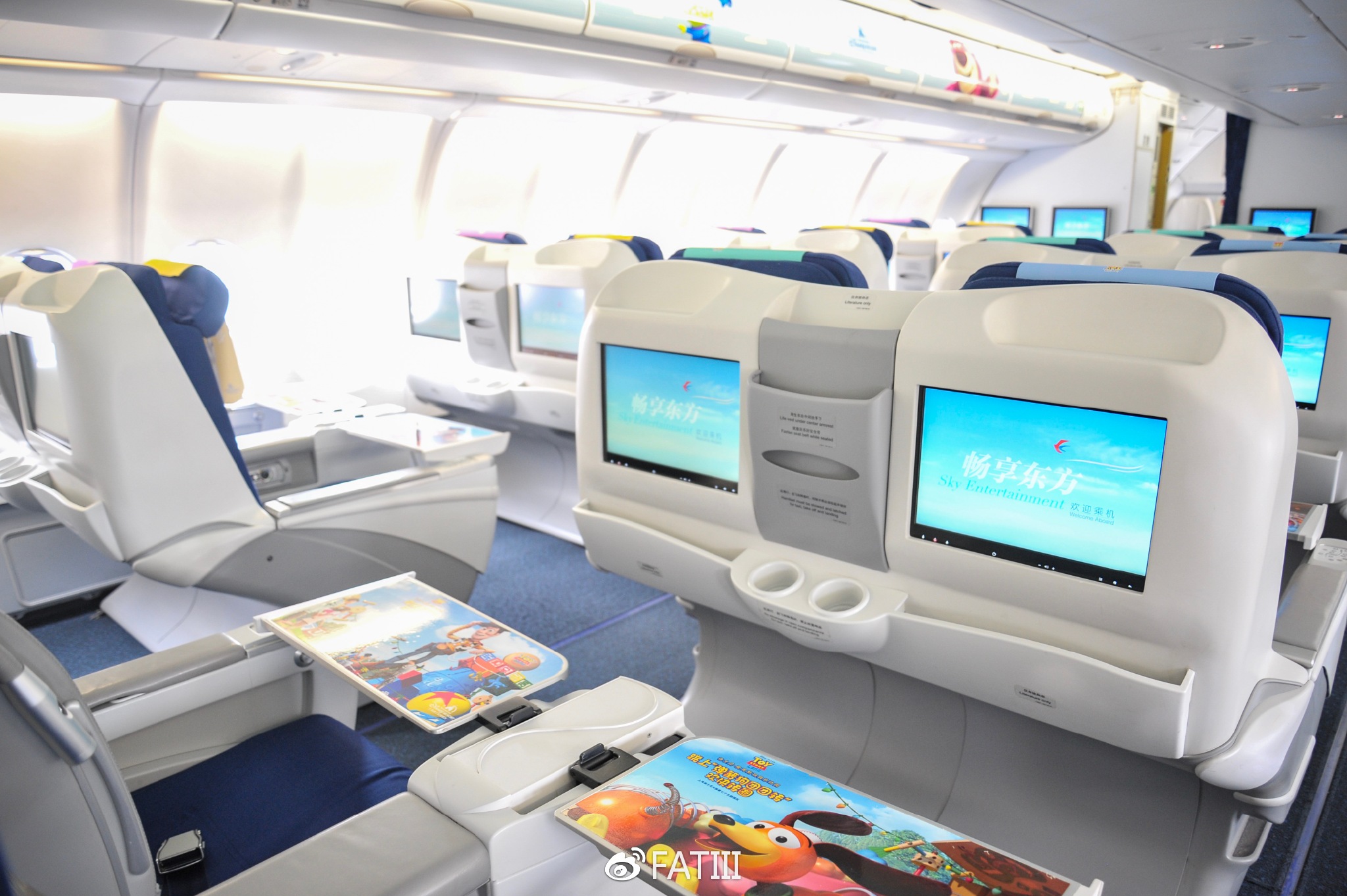 你好胡迪警长你好巴斯光年多图细赏东航最新迪士尼彩绘机