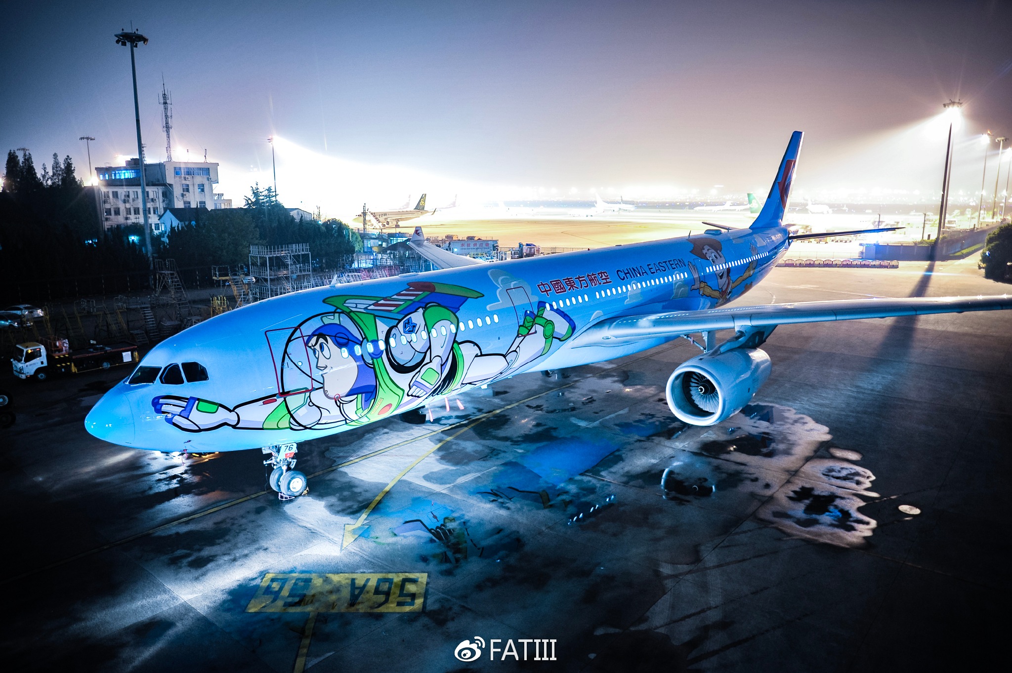 你好胡迪警长你好巴斯光年多图细赏东航最新迪士尼彩绘机