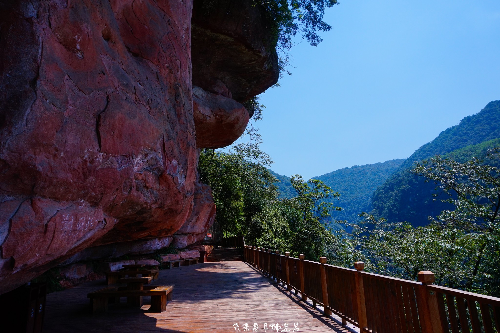 第一丹霞瀑布 佛光岩五柱峰的赤霞碧椤