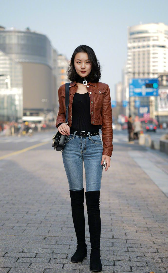街拍牛仔夹克大长靴帅气十足这身材比明星好多