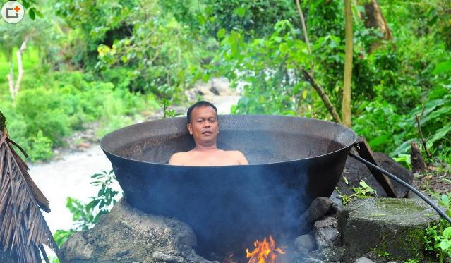 马丽的铁锅炖自己火了,近日一男子为了当网红,真把自己炖了!