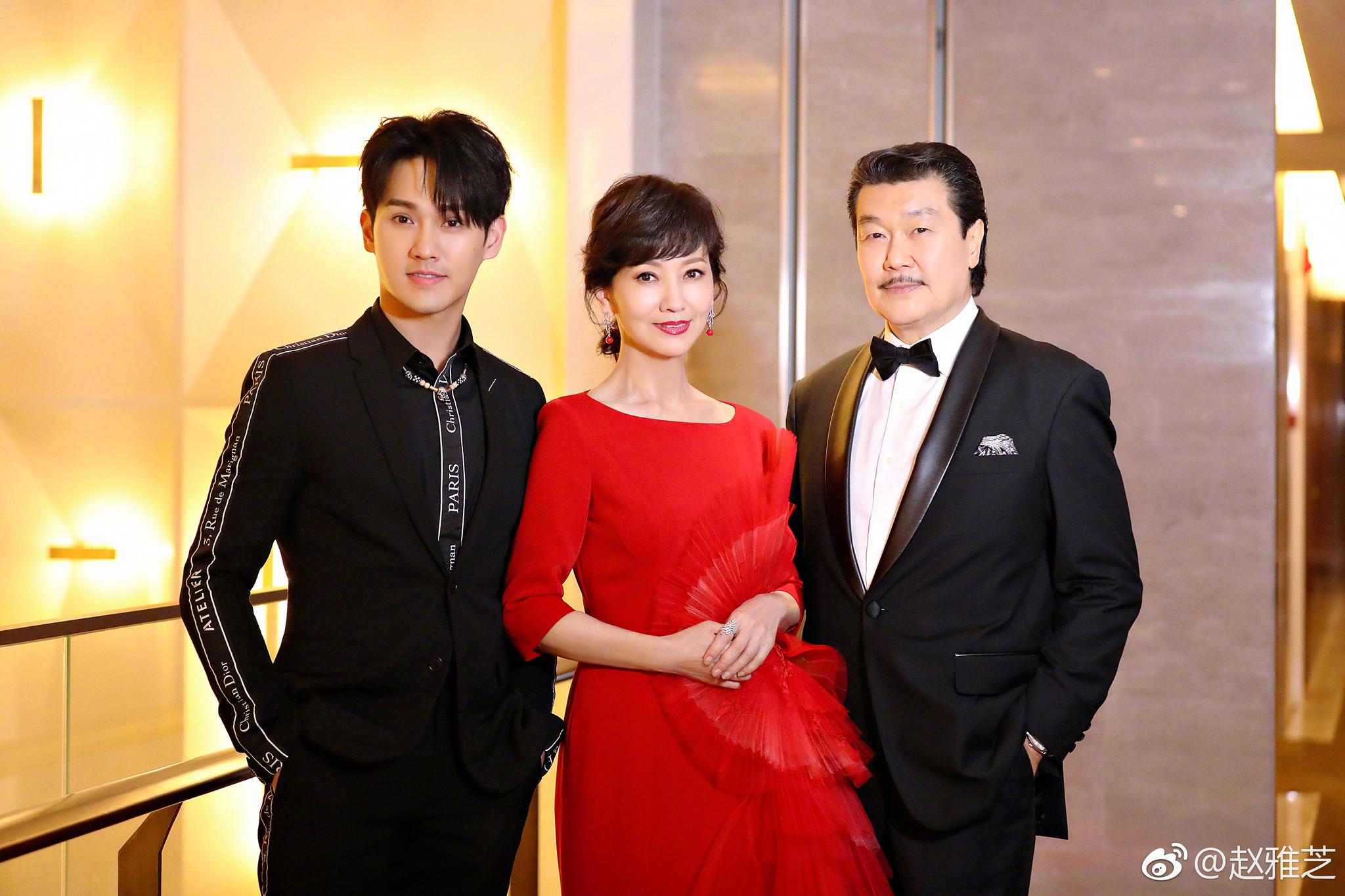 64岁赵雅芝全家福曝光,2段婚姻3个儿子一个比一个帅