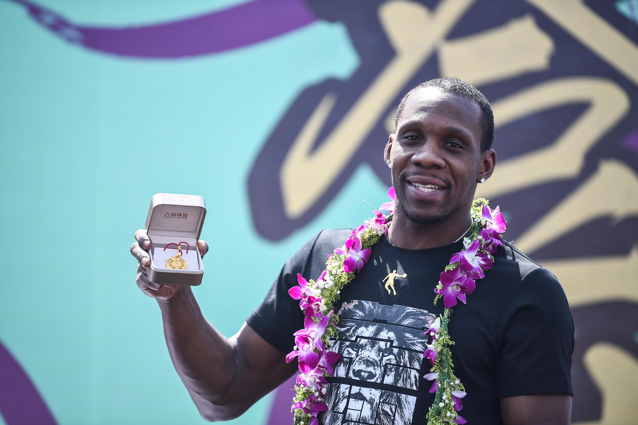 与球迷狂欢夺冠庆典4月25日,新科cba总决赛mvp哈德森来到沈阳与球迷