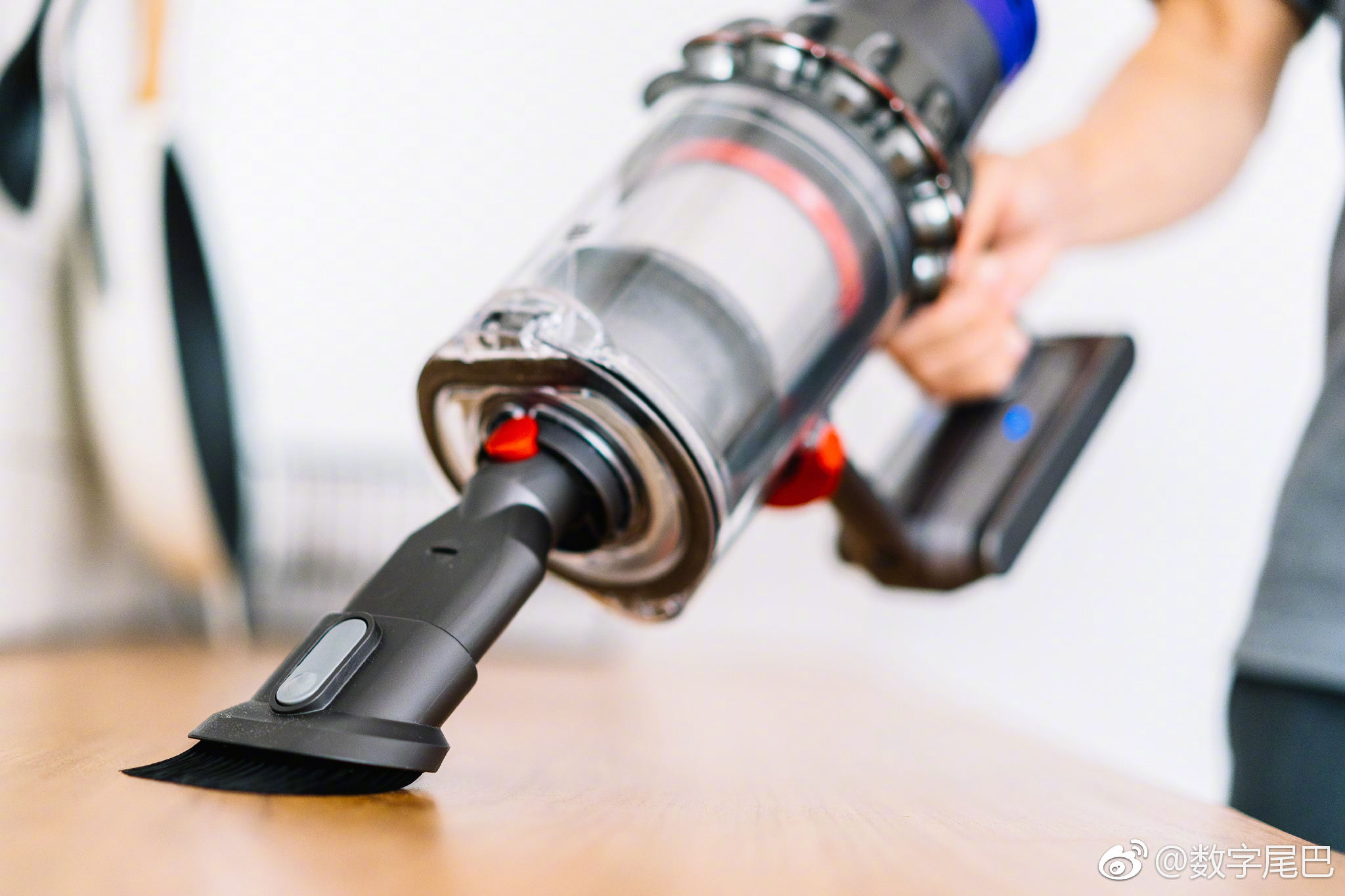 这台dyson v10 无绳吸尘器,是我保持家中洁净的秘诀