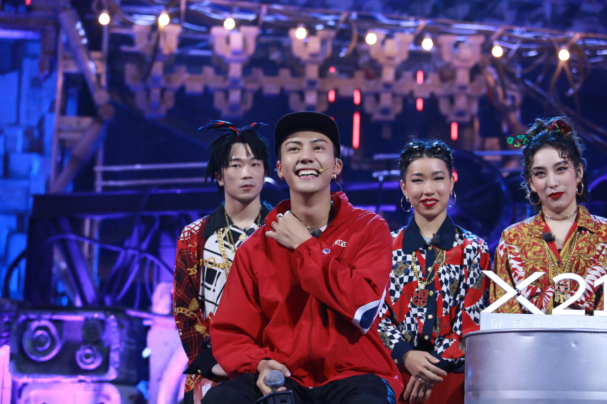 陈伟霆《热血街舞团》海草舞燃爆全场 单手倒立帅气指数max