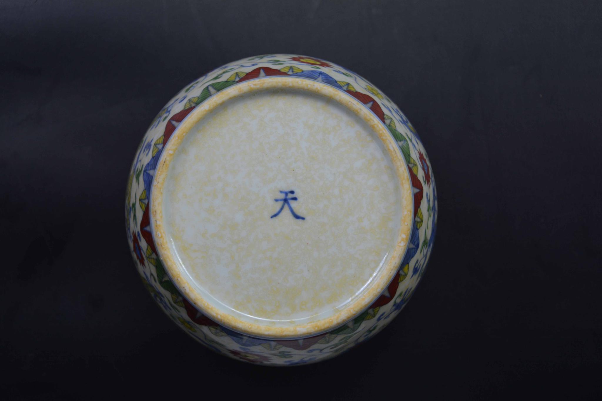 为何斗彩龙纹天字罐在瓷器中会有极高的评价