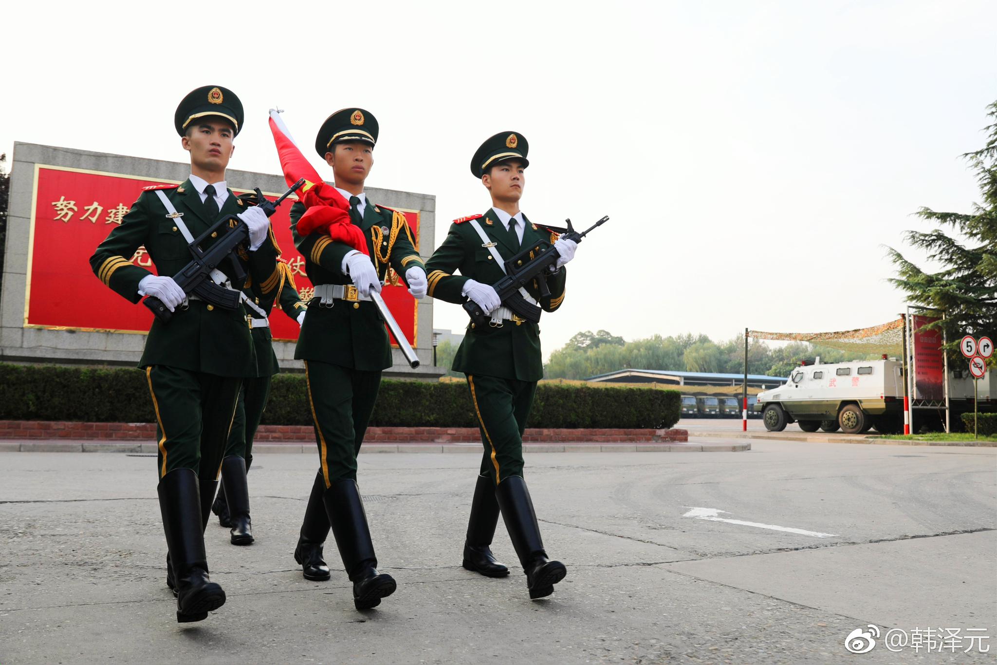 来一波帅气的兵哥哥