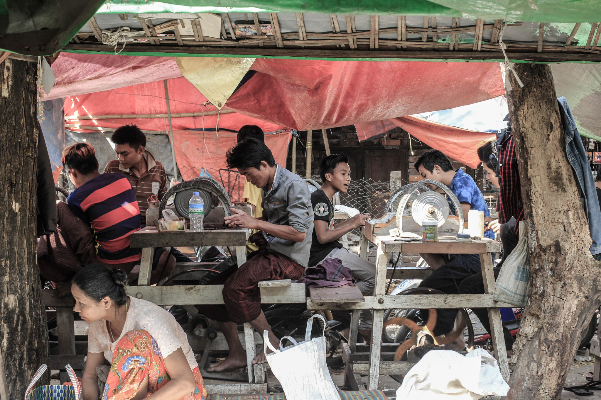 缅甸翡翠价值不菲,缅甸最大的玉石市场却像菜市场一样拥挤简陋