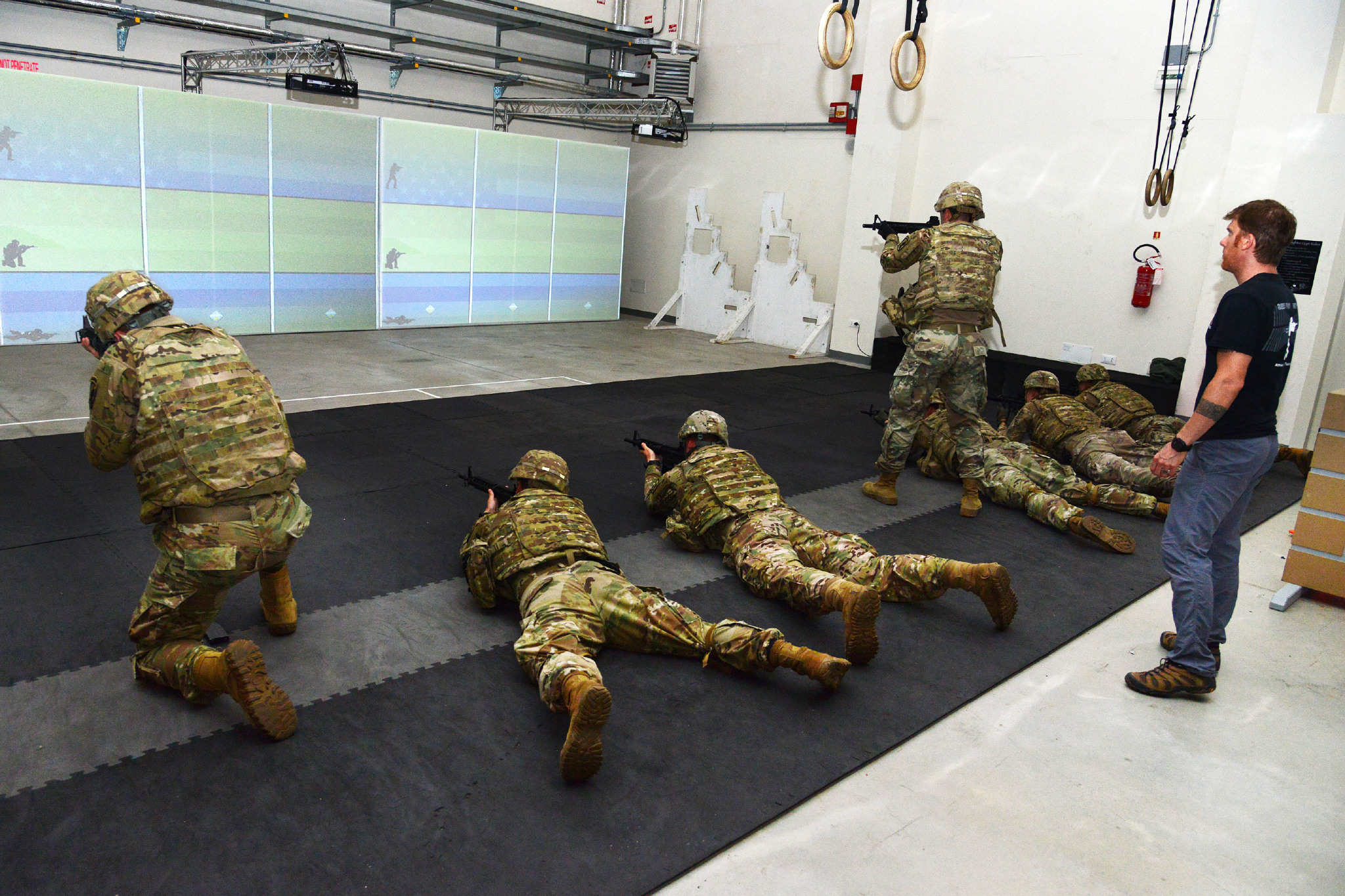 在意大利维琴察训练的美国陆军第173空降旅伞兵在gunfighter gym进行