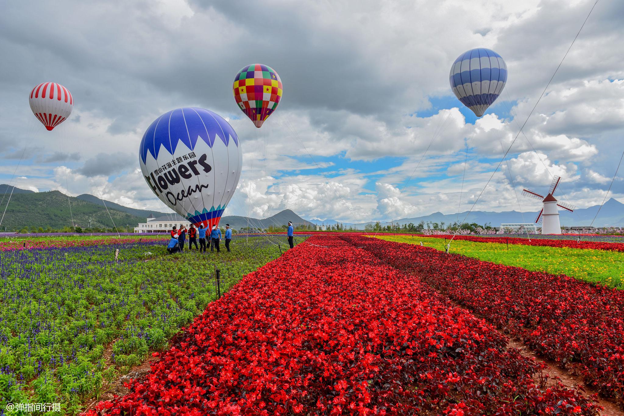 五彩缤纷的梦幻花海乐园坐落于丽江复华国际度假世界雪山小镇里,距离
