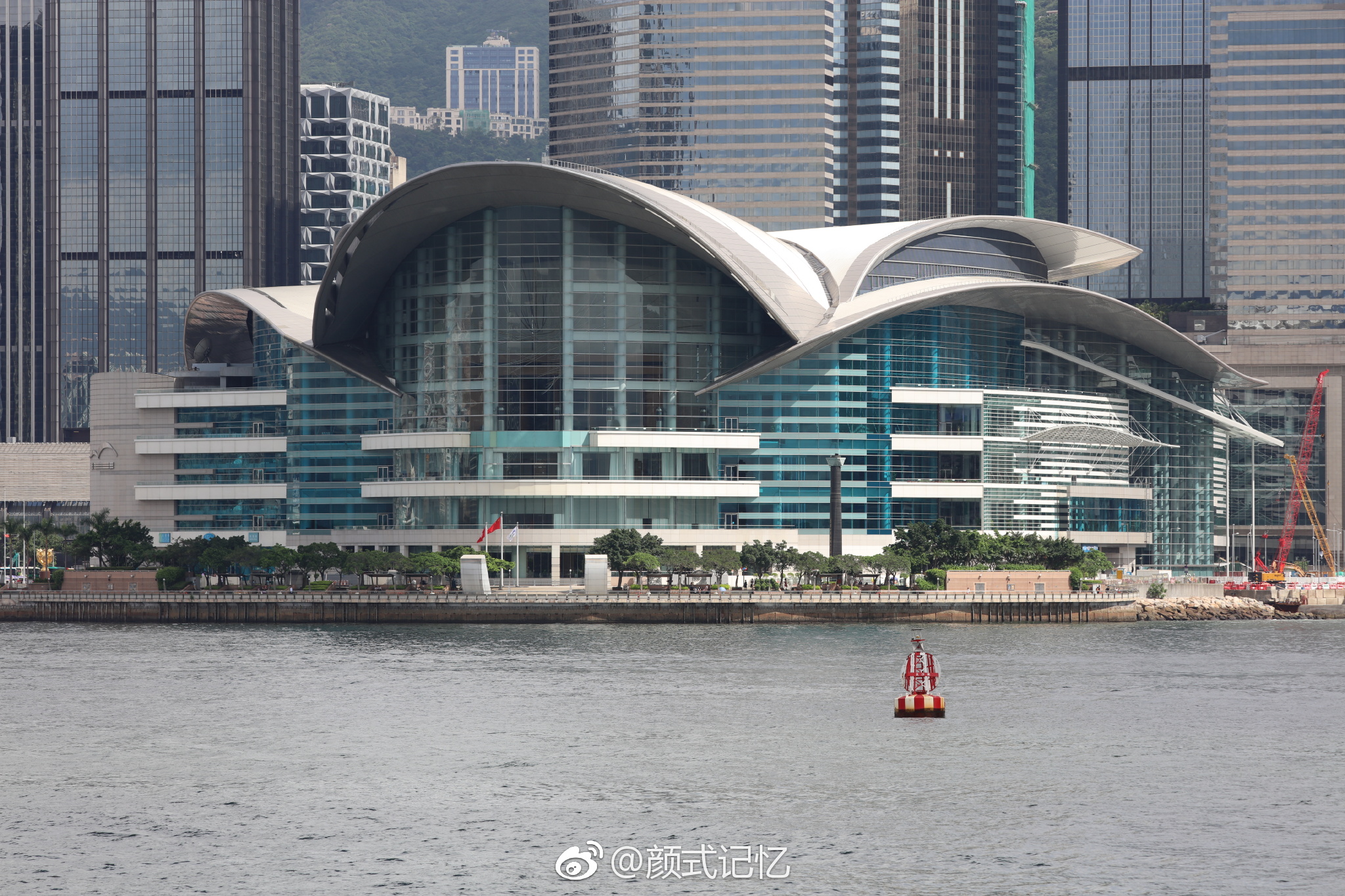香港会展中心一一游香港，赏香江。隔岸观景，会展很有标志性|会展中心|游香港|香江_新浪新闻