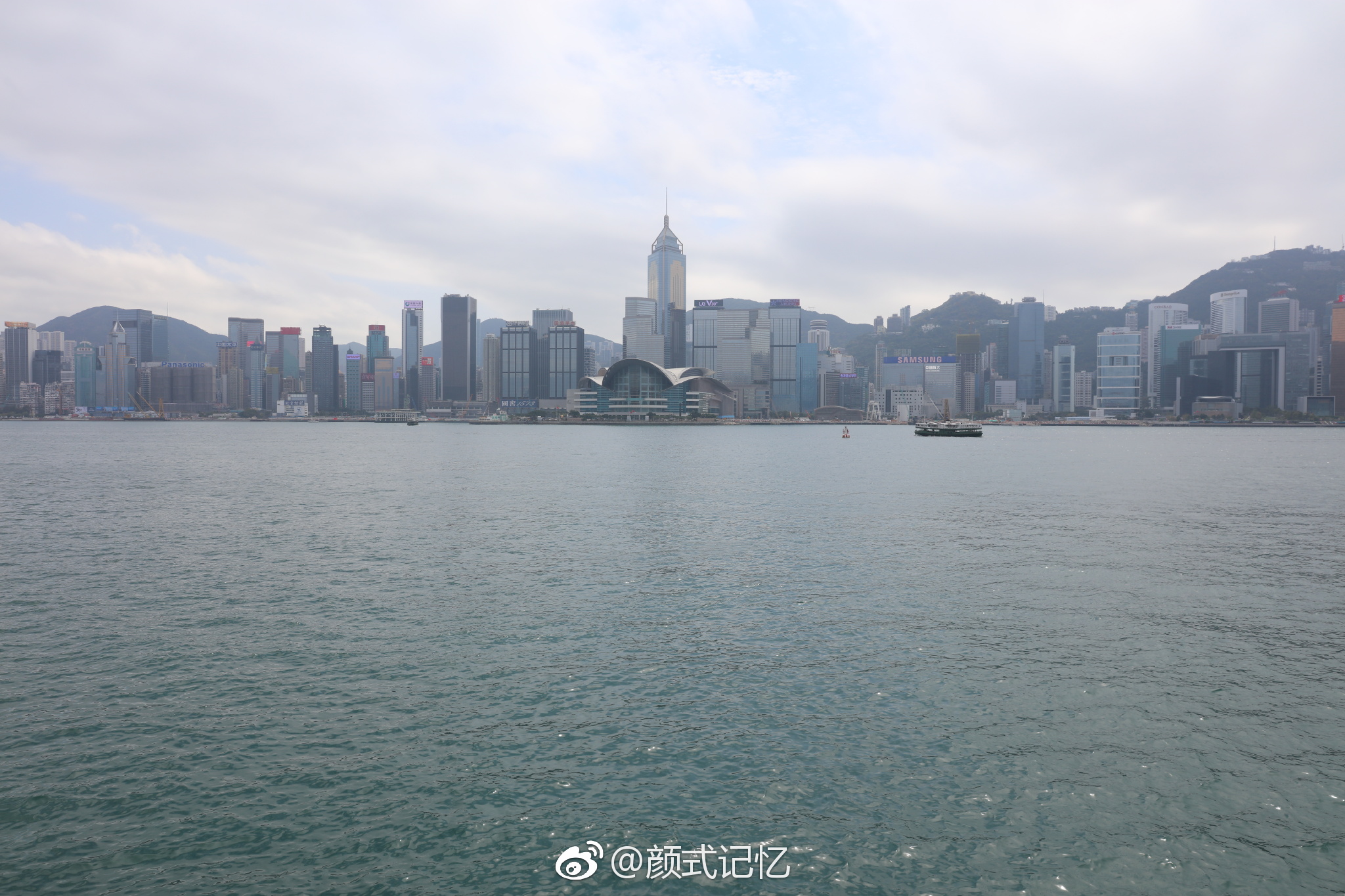 香港会展中心一一游香港，赏香江。隔岸观景，会展很有标志性|会展中心|游香港|香江_新浪新闻