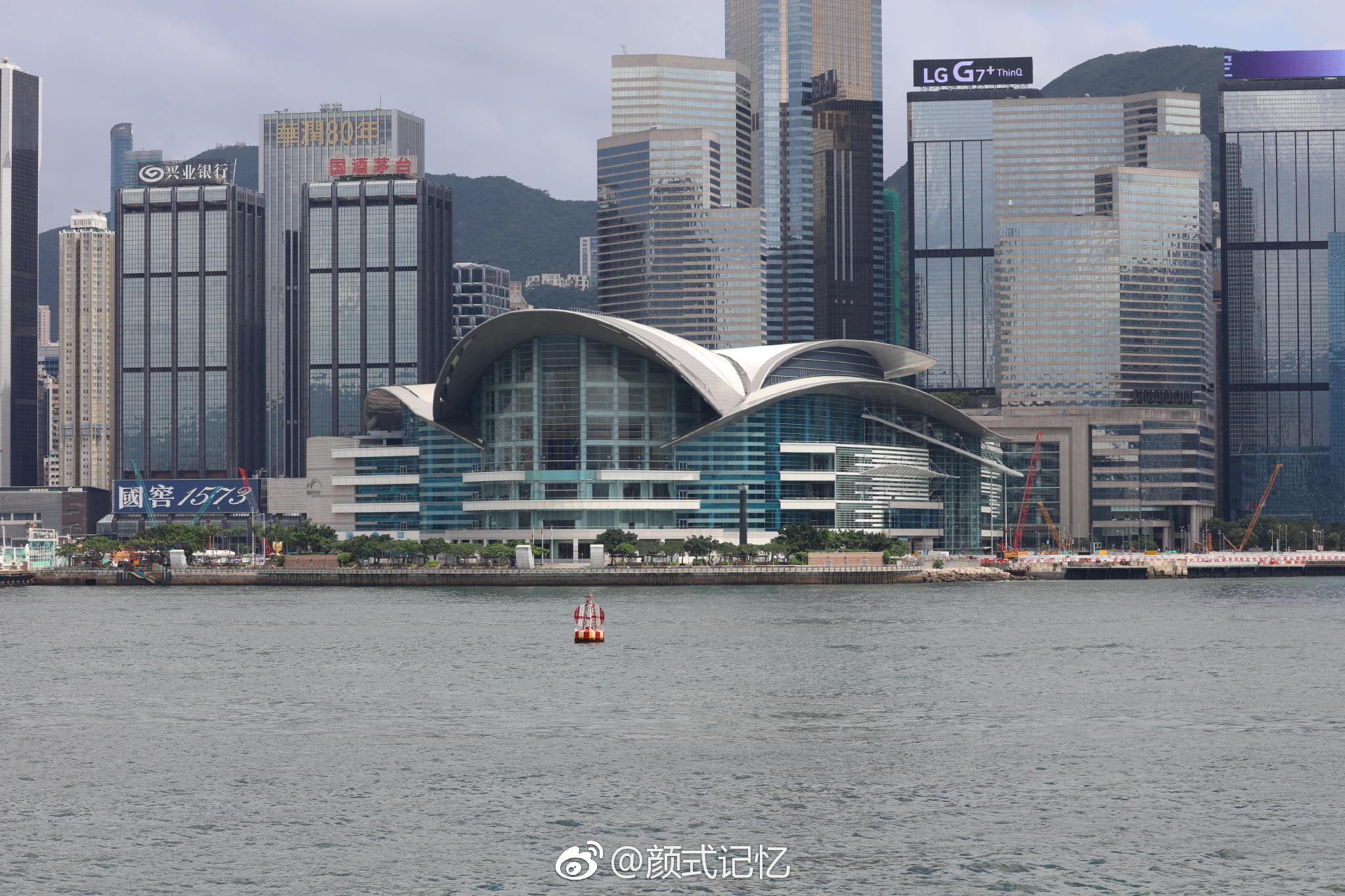 香港会展中心一一游香港，赏香江。隔岸观景，会展很有标志性|会展中心|游香港|香江_新浪新闻