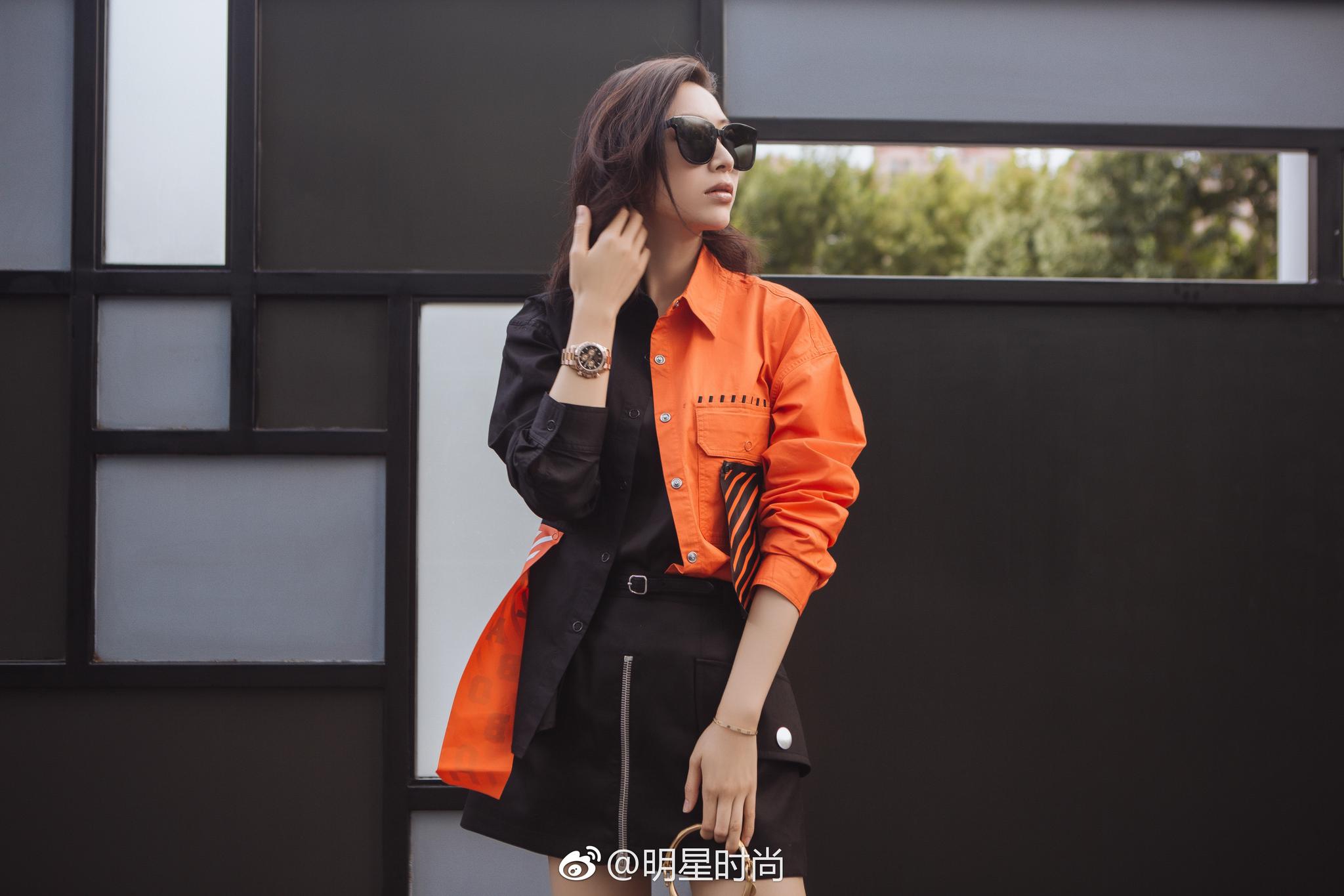 刚刚主持完碟中谍6:全面瓦解的发布会 马上出发的@温雅 最新的街拍