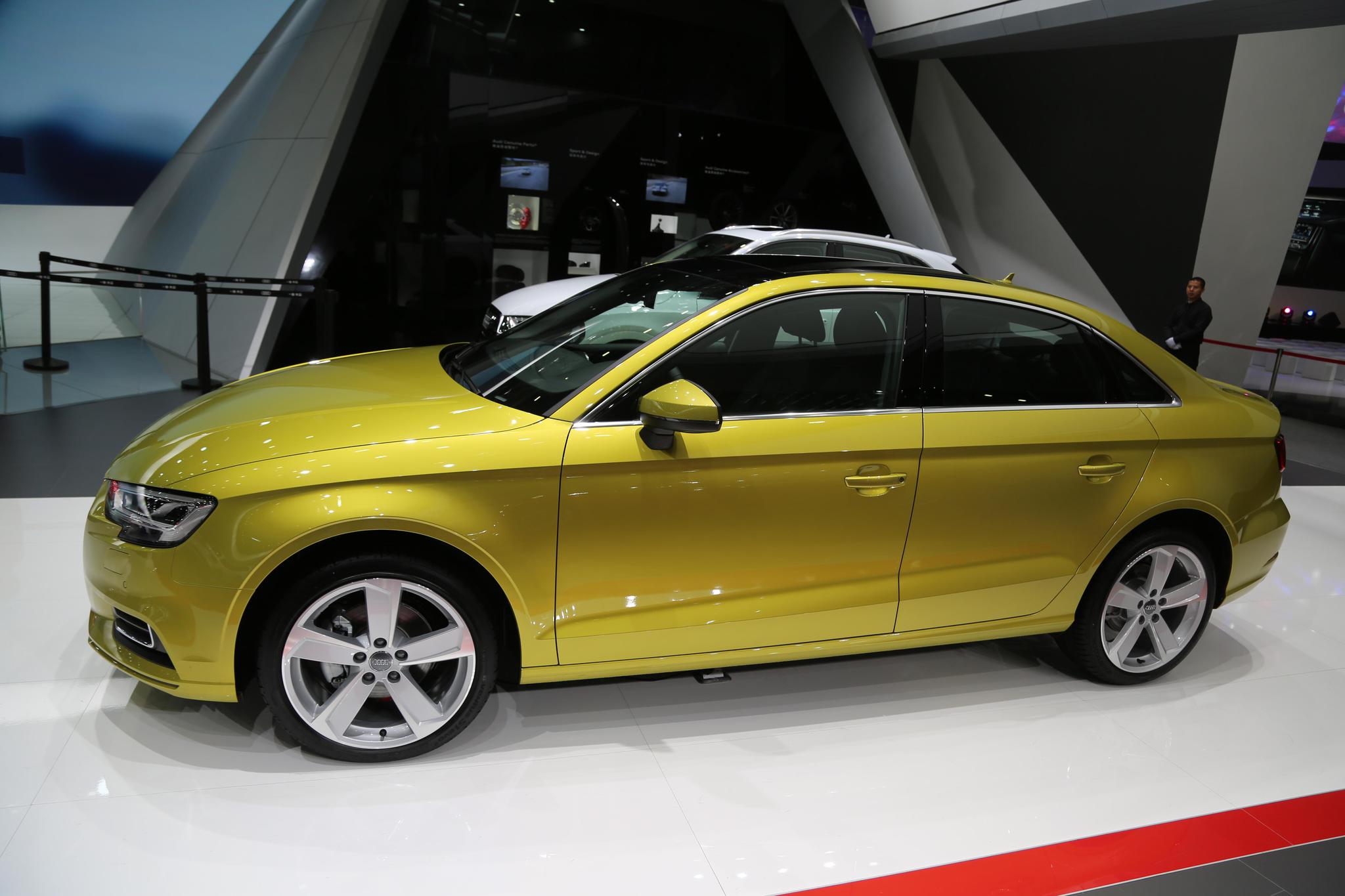 实拍奥迪a3,20万级别豪华轿车,配中国专属色-星锐黄!