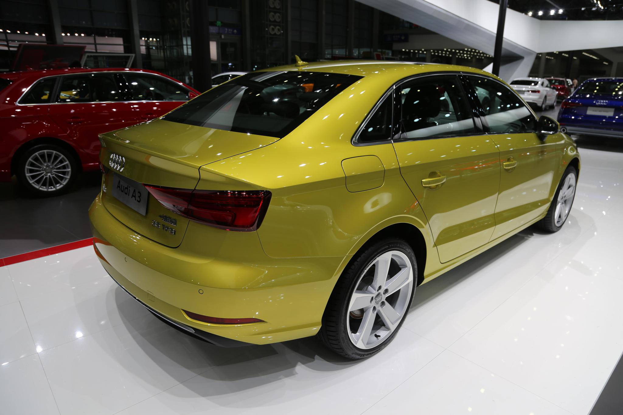 实拍奥迪a3,20万级别豪华轿车,配中国专属色-星锐黄!