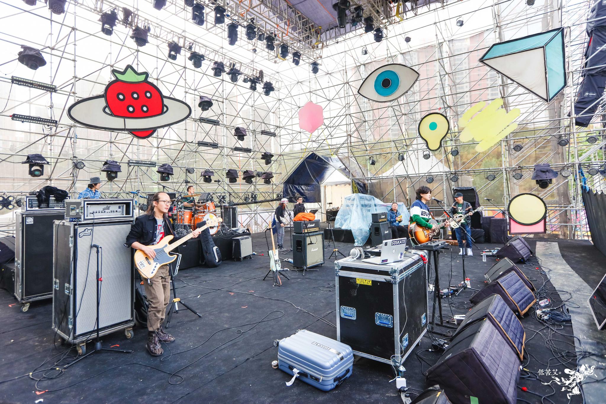 下午5点 草莓舞台我们不见不散@低苦艾乐队