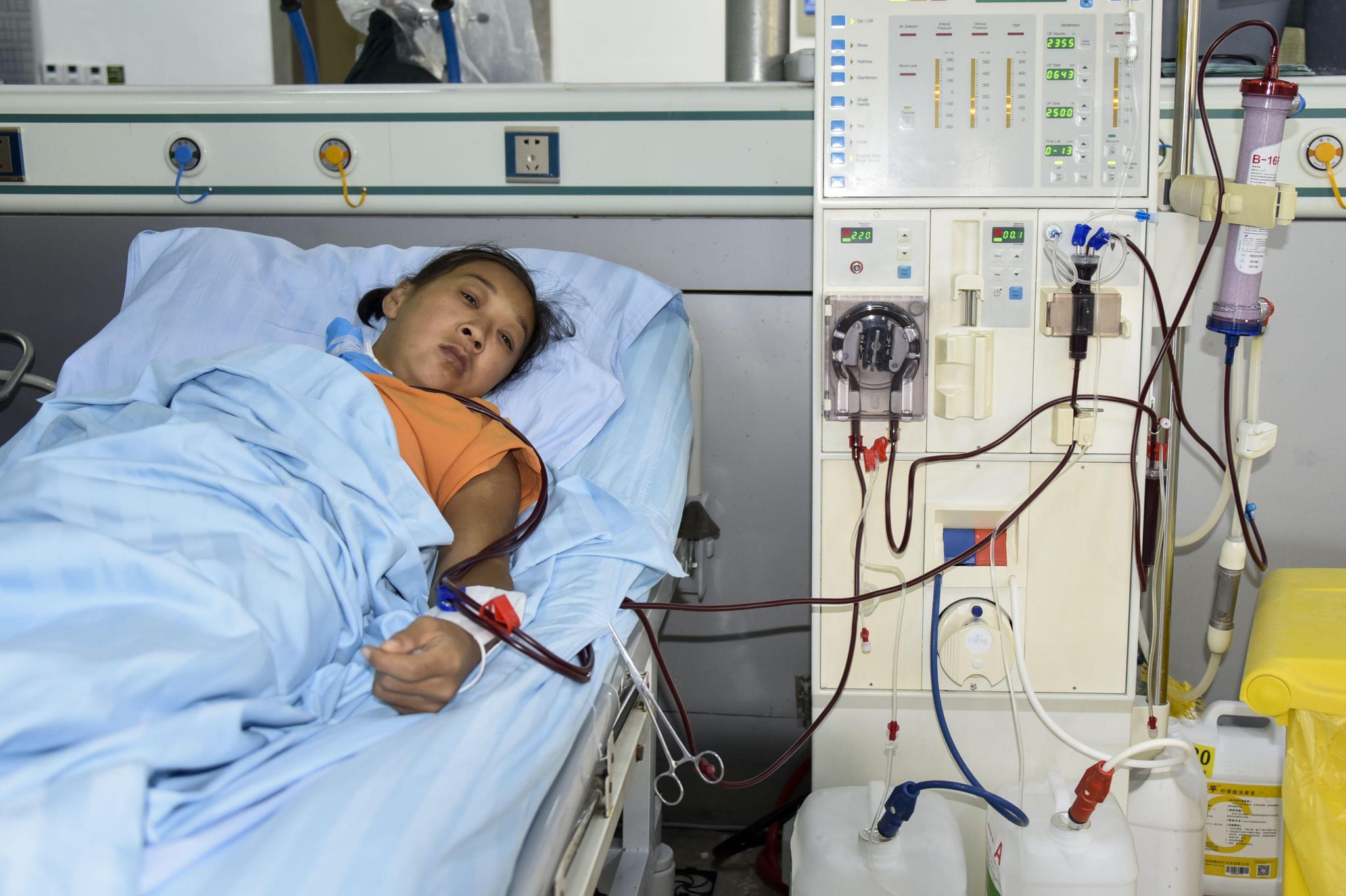 90后女子婚后患重症面似大妈,亲生父亲不管她却借20万给继子买车