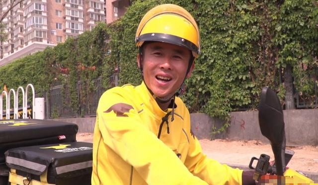 外卖小哥"锁喉摔"制服嚣张飞车贼!竟将其裤子都扒了?