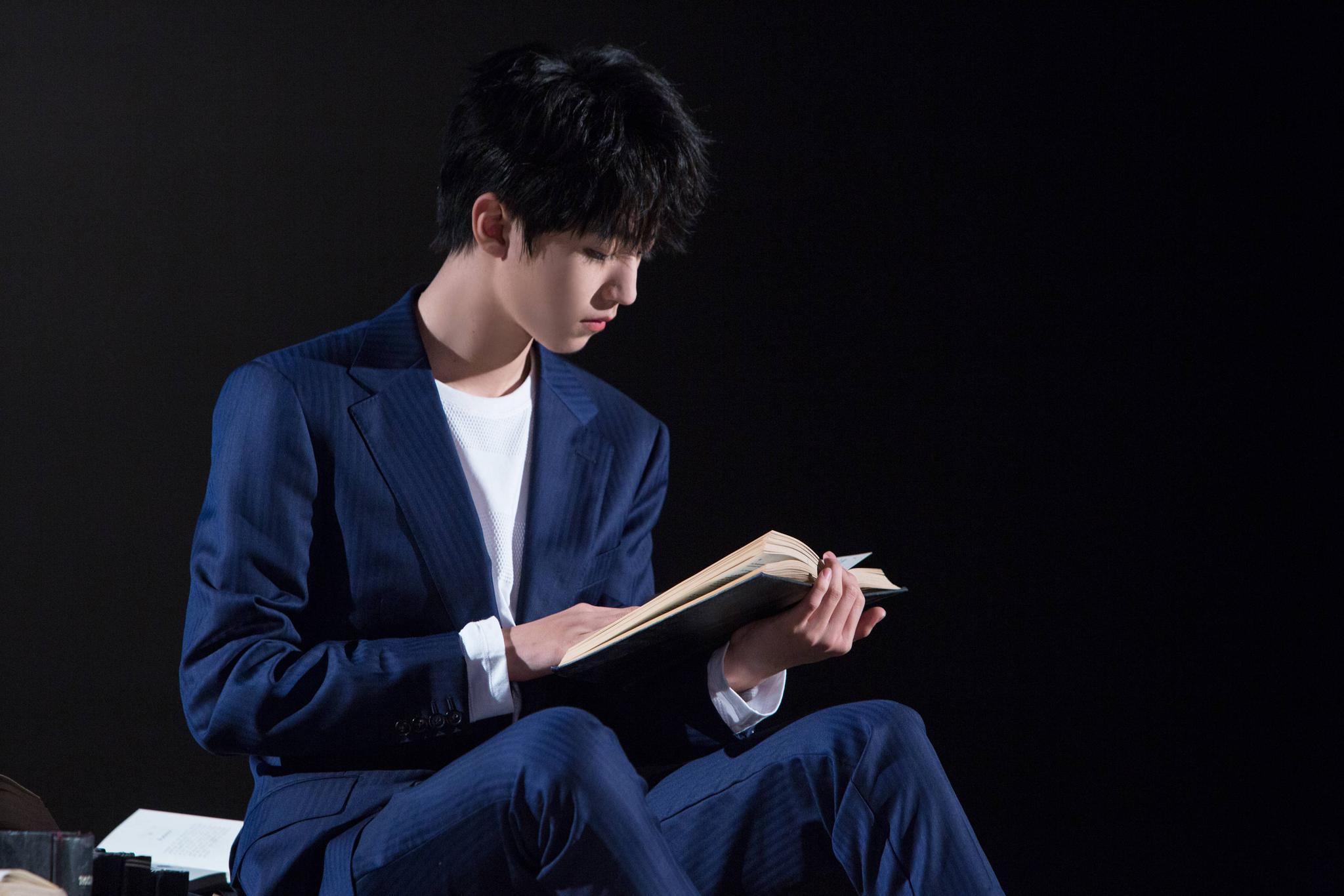 王俊凯穿着西装,戴着帽子,完美侧颜,风度翩翩,加上那温暖的笑容