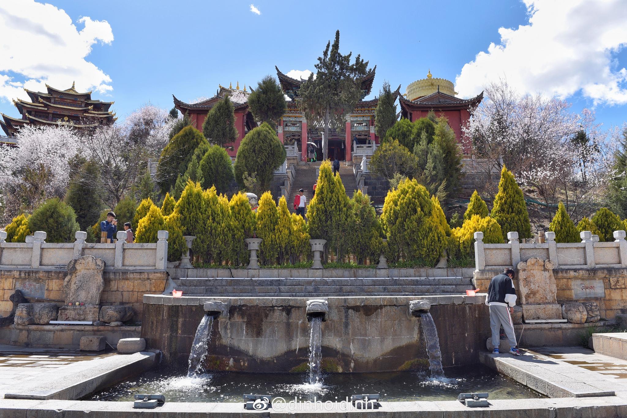 在龟山公园的山顶上既可以看到周边古城的美景